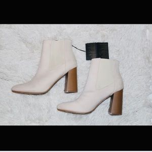 Cream-colored ankle boots! 💯💯PERFECT CONDISH!!